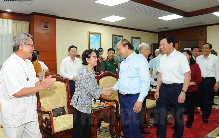 [Video] President presents gifts to senior citizens in Hai Duong